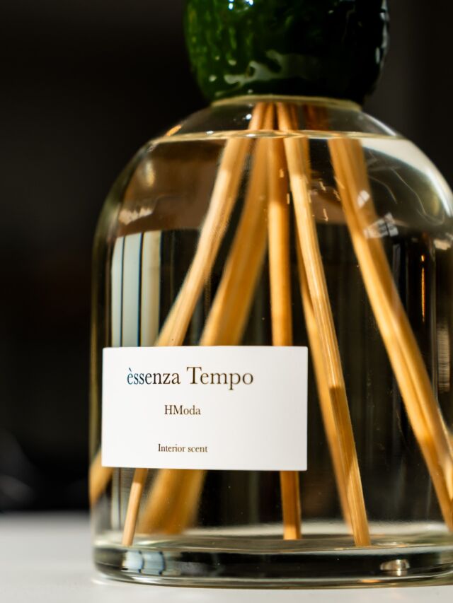 Every artisanal craft preserves a story. A story shaped by inherited gestures, experience, research, and meticulous attention to detail. These are the values embodied by the manufacturing excellences that HModa brings together and enhances every day.   Èssenza Tempo is HModa’s project designed to express the Group’s identity. It takes shape through the collaboration between the olfactory sensitivity of Smell Atelier and the ceramic craftsmanship of Botteganove: two expressions of Italian artisanal excellence that have transformed an idea into a shared narrative, one that today connects all the companies within the Group. On one side, the fresh notes of bergamot, lime, and green mandarin; on the other, hand-shaped ceramic matter, inspired by the forms of the citrus fruits featured in the fragrance and transformed into a unique object, crafted through skills and techniques deeply rooted in the local territory.   Èssenza Tempo thus becomes much more than a fragrance. It is a shared symbol that now runs through all the Group’s companies, entering workspaces like an invisible thread that connects people, places, and different stories through a common culture of craftsmanship and creation. Its fresh, green, and vibrant notes express the desire to evolve without losing sight of one’s roots. Because innovation does not mean replacing what already exists; it means recognizing its value, preserving it, and guiding it into the future.   Èssenza Tempo is an encounter between people, crafts, and expertise. A dialogue between different forms of craftsmanship that reflects the culture of savoir-faire that has always been at the heart of HModa.  @smellatelier  @botteganove   #HModaGroup #èssenzaTempo